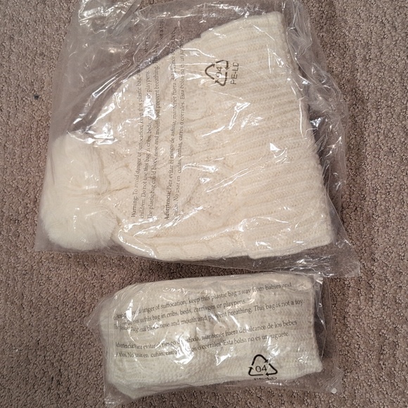 Sonoma White Beanie with Pom and Mittens NWT - Picture 2 of 5